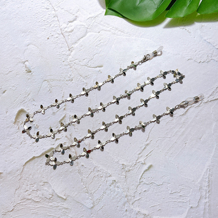Versatile glasses chain with flower pendants, a stylish eyewear accessory. Unisex fashion chain for daily use.