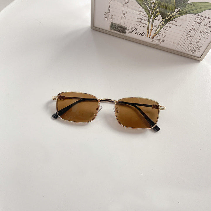 High-quality fashion square frame glasses, offering durable style and vision support.