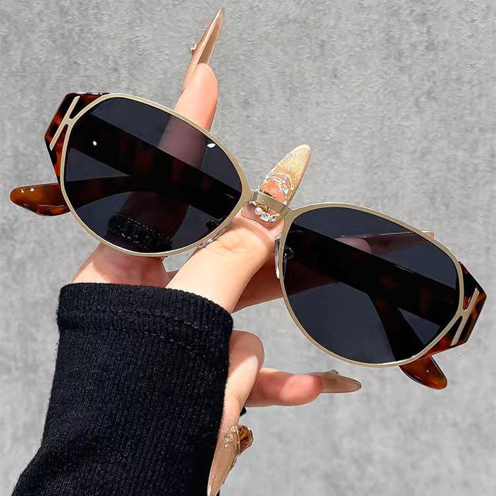 Unisex fashion turtle sunglasses with UV protection for stylish daily wear.