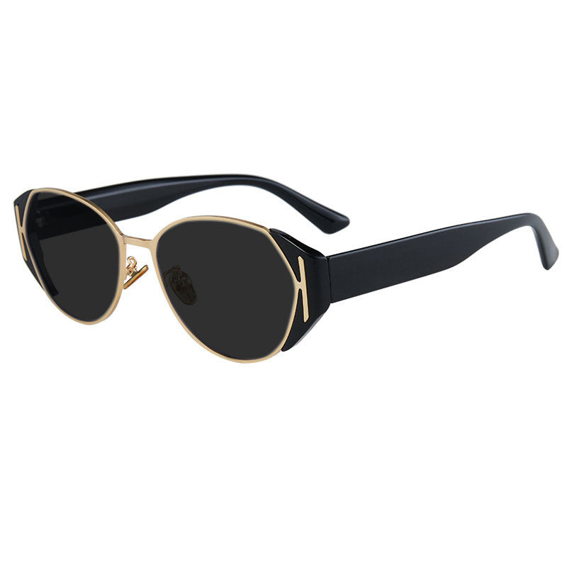 Versatile unisex turtle design sunglasses, blending fashion with UV protection eyewear.