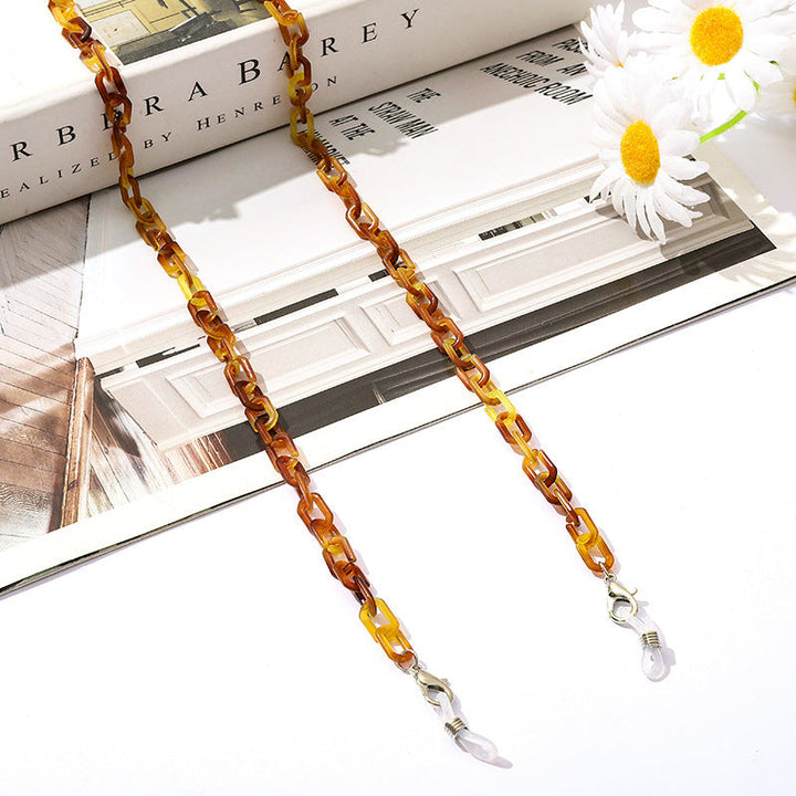 Contemporary clip clasp chain, a must-have for both glasses and mask wearers.