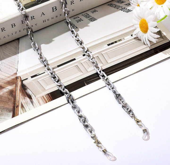 Practical and stylish: unisex chain to secure your glasses or face mask.