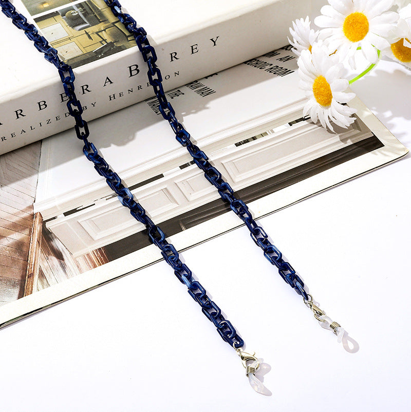 Modern versatile chain, perfect as a glasses lanyard or mask holder accessory.