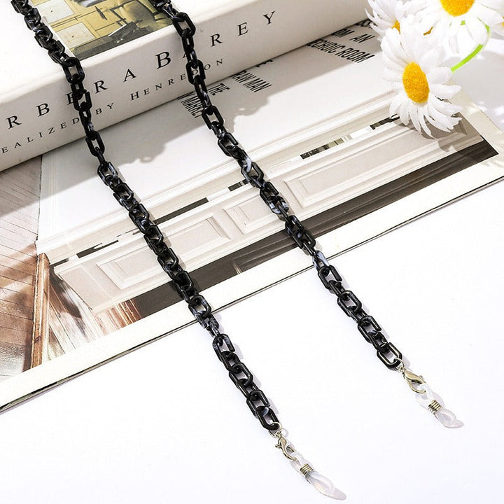 Lightweight unisex mask holder chain featuring secure and convenient clip clasps.
