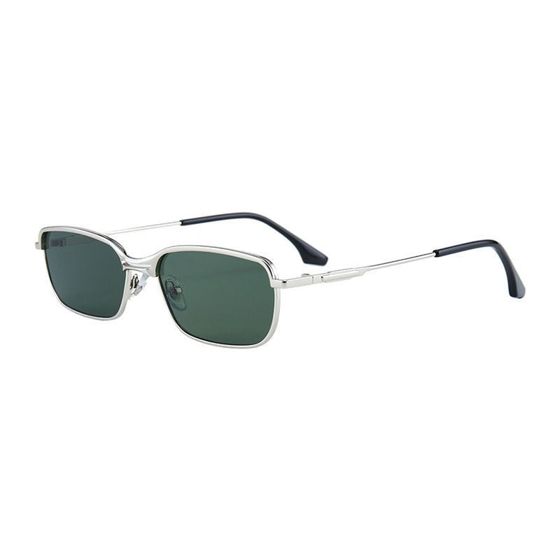 Fashion-forward unisex metal eyeglasses, a stylish & lightweight accessory for a modern aesthetic.