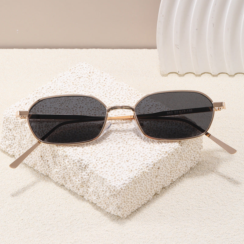 Unisex geometric sunglasses with modern frame & UV protection. Lightweight fashion eyewear, a stylish statement piece.