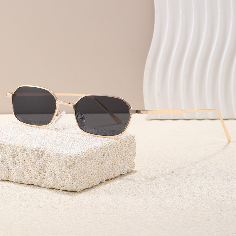 Stylish geometric frame sunglasses, unisex design with full UV protection. A modern fashion accessory.