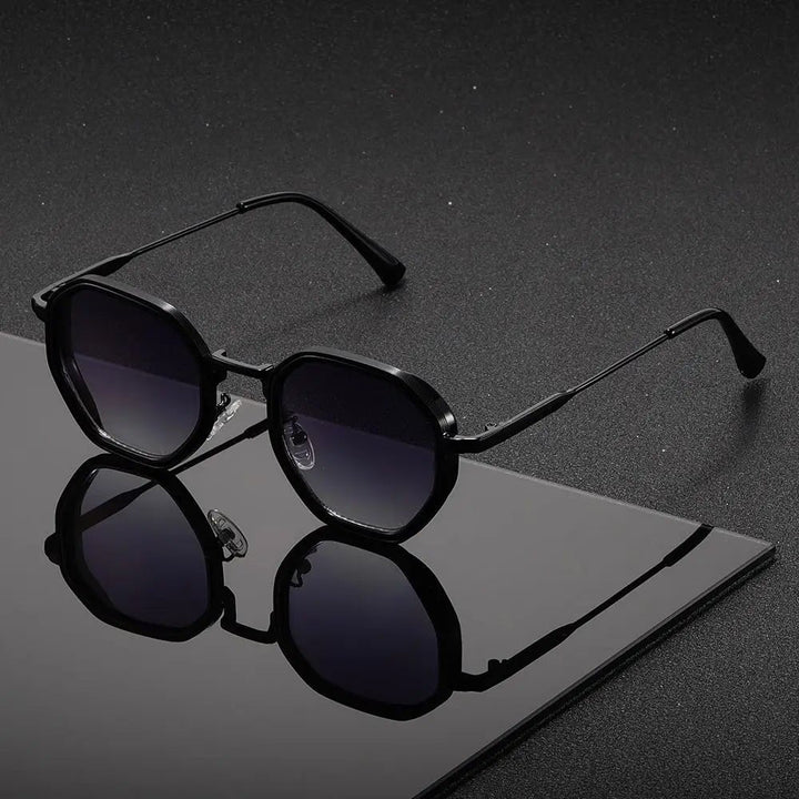 Stylish unisex geometric sunglasses with gradient lenses & classic tortoiseshell frame. Fashionable eye protection.