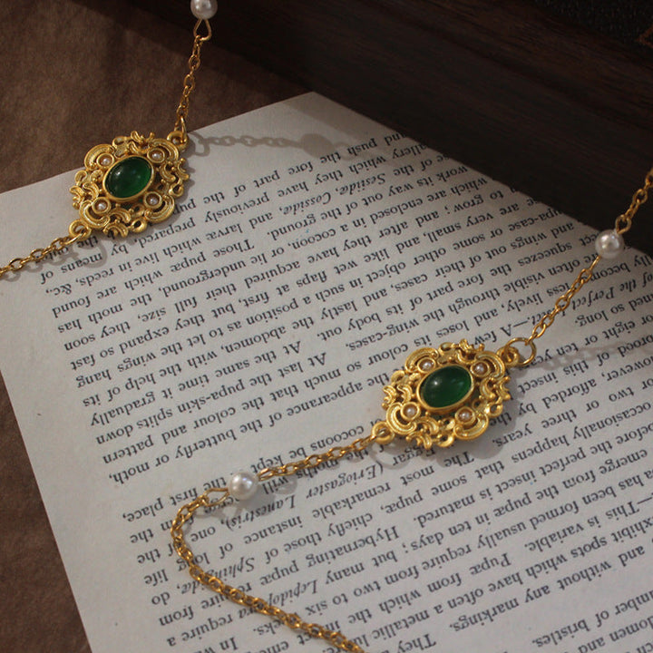Fashionable unisex gift: Gold pearl and green stone glasses chain, a chic eyewear holder and elegant necklace.