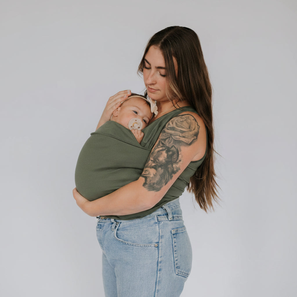 Hands-free unisex apparel: baby carrier shirt with integrated pouch for secure newborn & infant bonding.