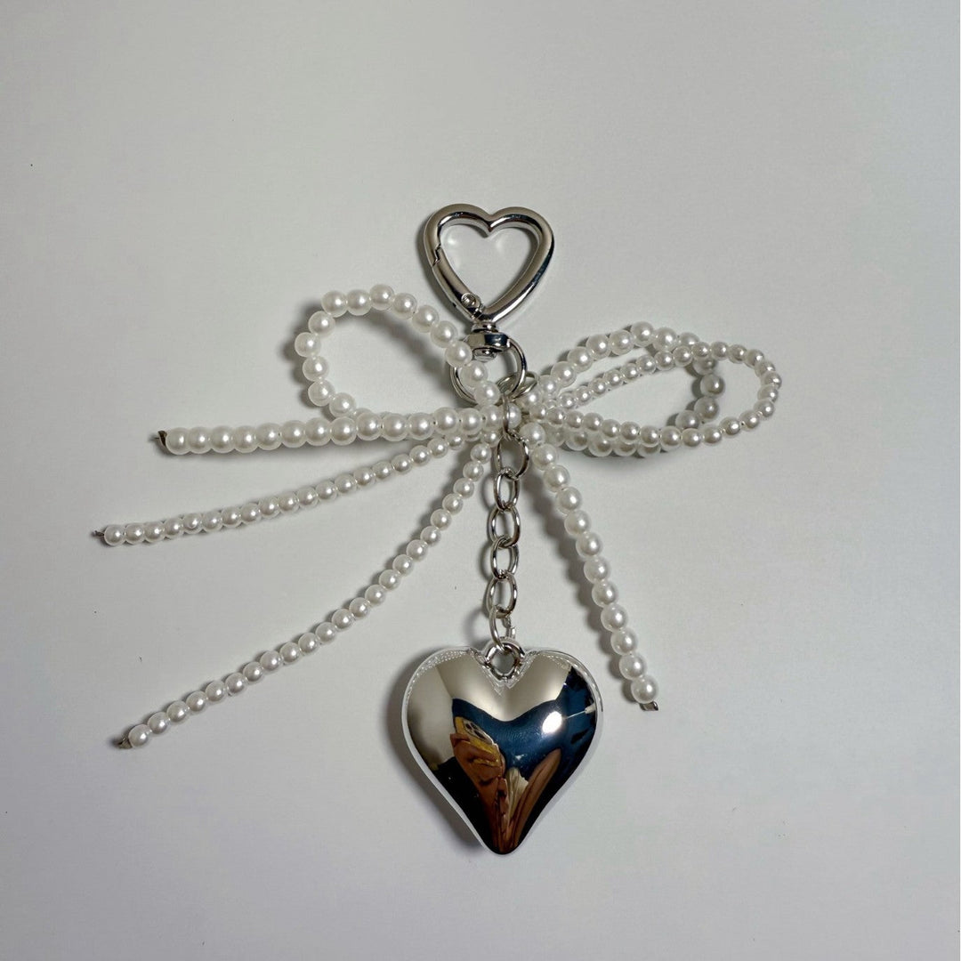 Unisex Heart Charm Keychain: Elegant key holder & bag accessory. Stylish gift for him or her.