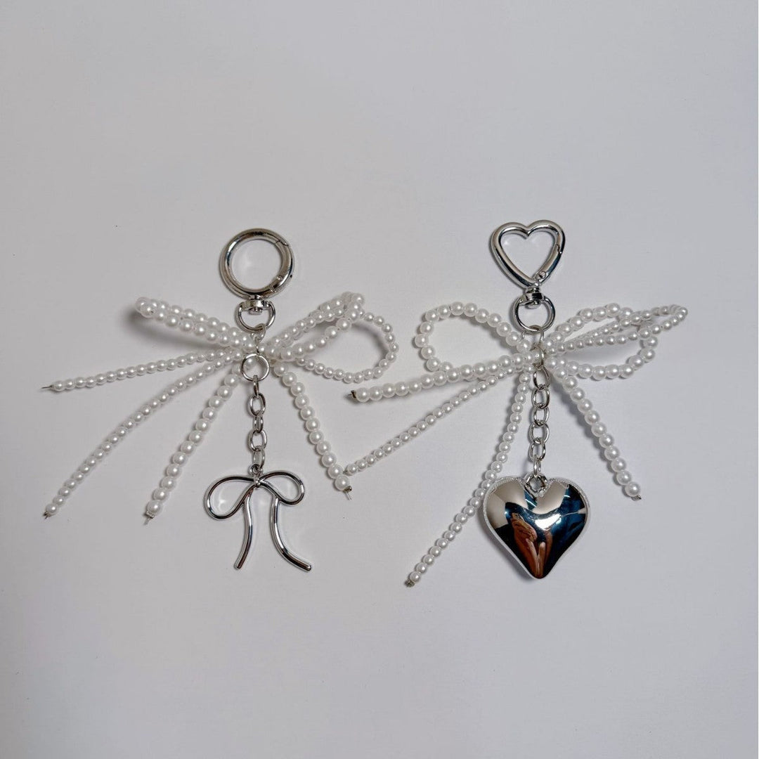 Stylish Heart Bag Charm: Decorative accessory for handbags, backpacks, or totes. Elegant unisex design.