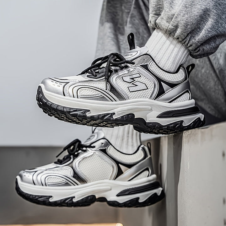 Essential unisex low-top sneakers, comfortable and versatile lace-up footwear for daily use.