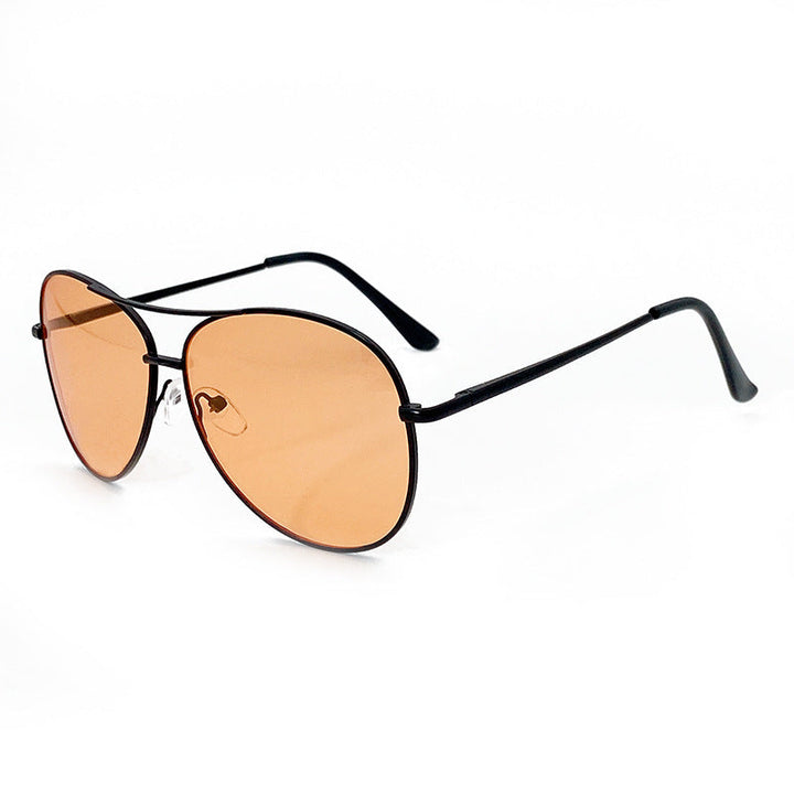Versatile unisex modern pilot sunglasses. Essential UV protection eyewear, ideal for any outdoor activity.