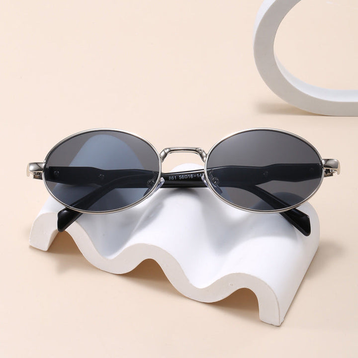 Stylish unisex oval sunglasses, modern fashion eyewear with a designer look, perfect for any outfit.