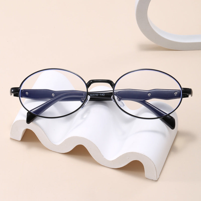 Trendy oval fashion sunglasses, stylish eyewear for men and women, with UV eye protection.