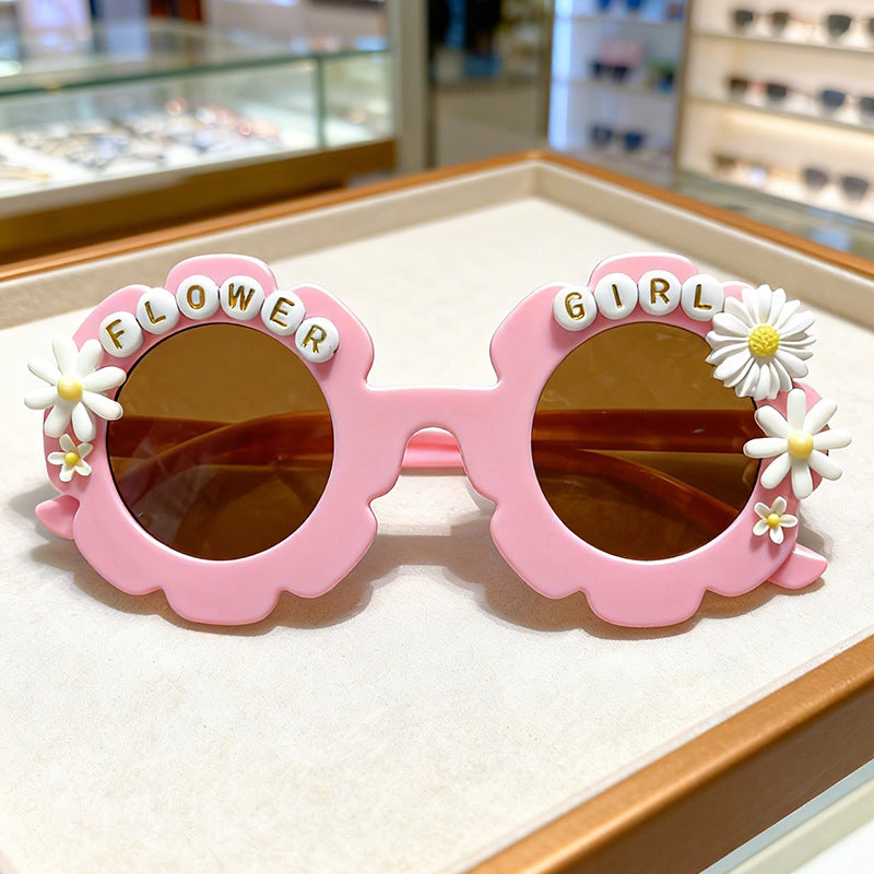 Stylish oversized square graphic sunglasses, unisex design for optimal UV protection & trendy fashion.