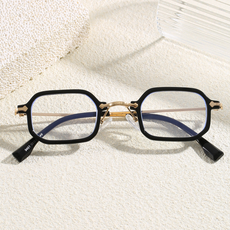Black oversized sunglasses, stylish & lightweight, ensuring UV protection for summer fashion.