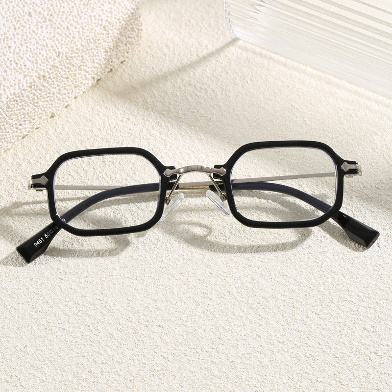 Unisex oversized sunglasses for a modern look, providing essential UV protection & comfort.