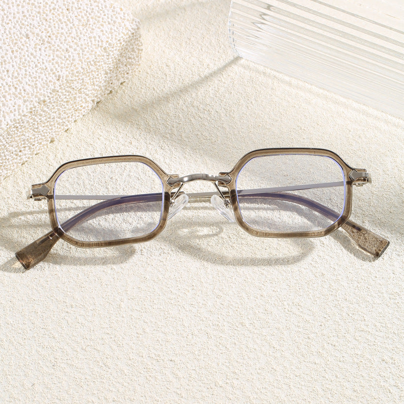 Fashionable oversized sunglasses with robust UV protection, perfect for beachwear & summer.