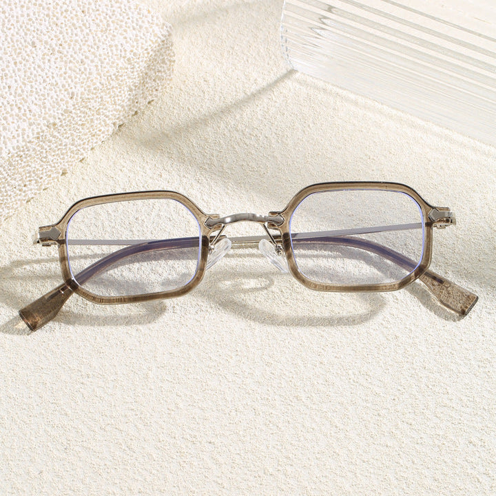 Fashionable oversized sunglasses with robust UV protection, perfect for beachwear & summer.