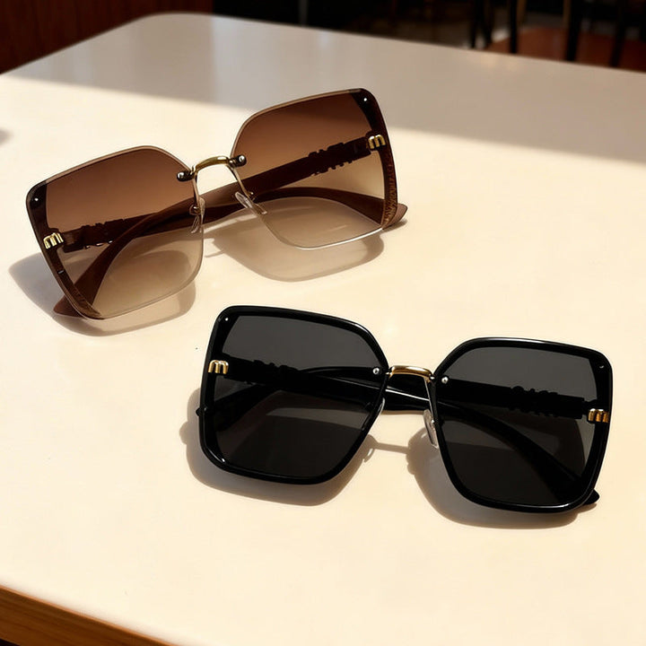 Chic oversized sunglasses for men & women. UV400 fashion eyewear, perfect stylish accessory for vacation & summer.