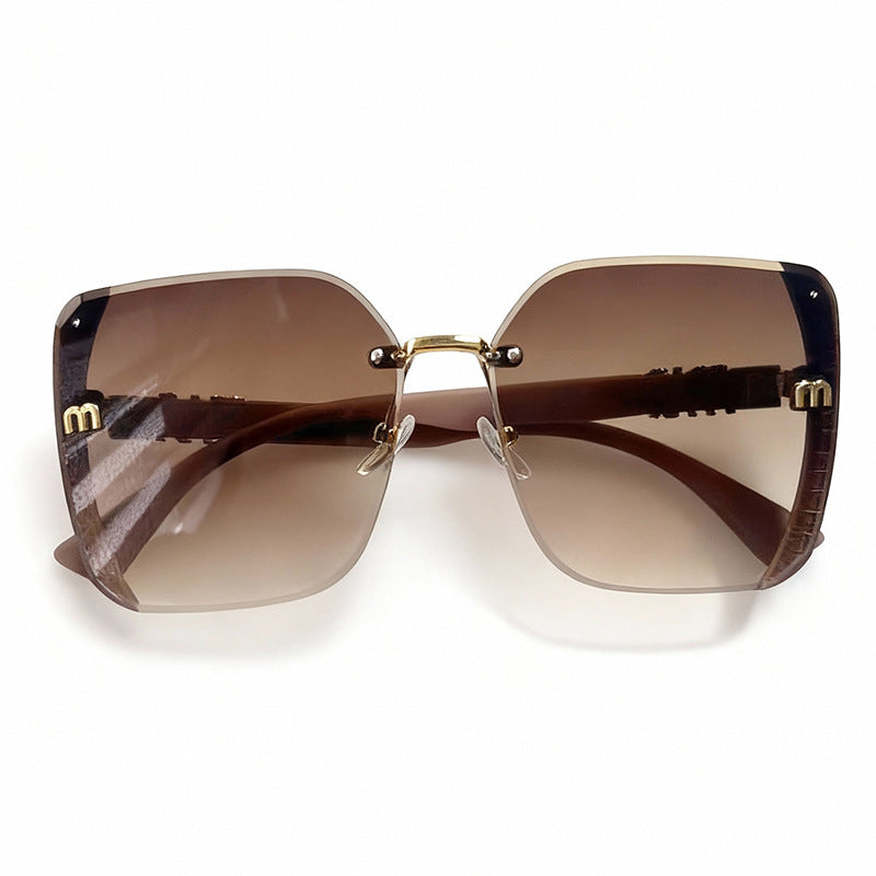 Stylish unisex oversized sunglasses offering UV400 eye protection. Essential fashionable accessory for any summer outfit.