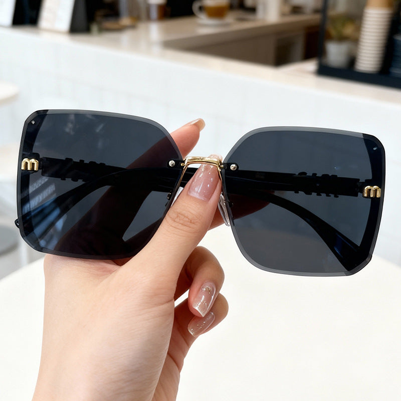Trendy oversized UV400 sunglasses for him & her. Fashionable eyewear, a chic accessory for beach days & vacation.