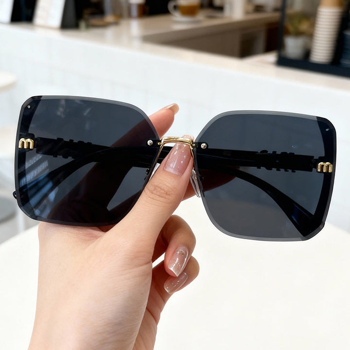 Trendy oversized UV400 sunglasses for him & her. Fashionable eyewear, a chic accessory for beach days & vacation.