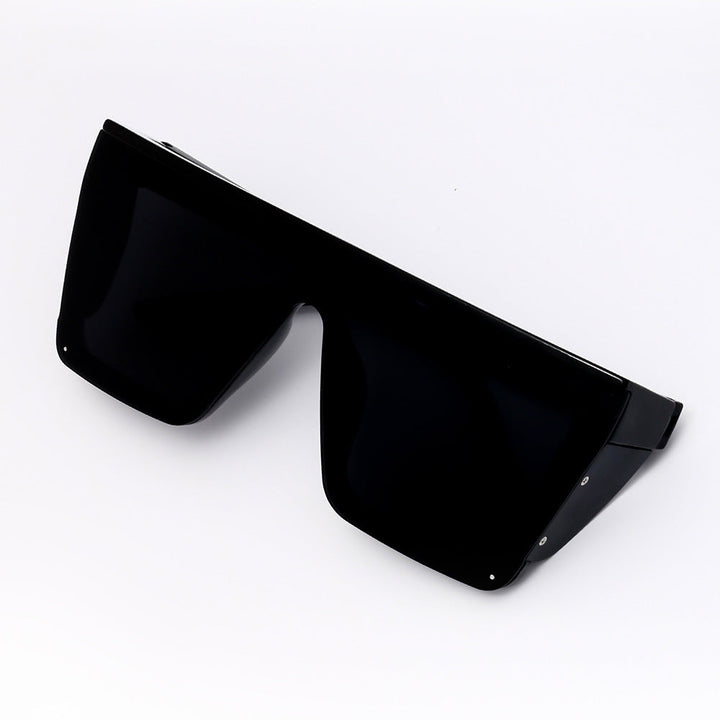 Fashionable unisex oversized eyewear, a stylish accessory for any trendsetter.