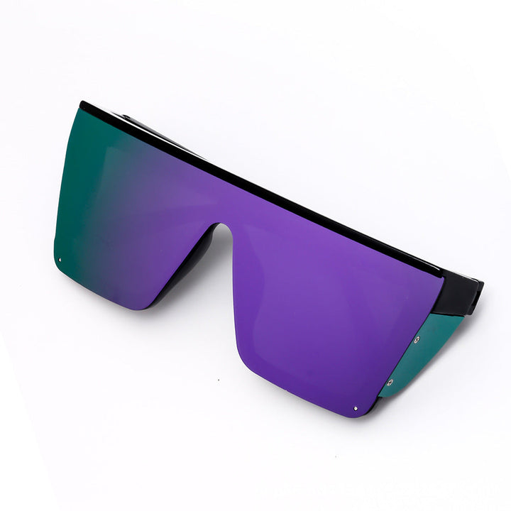 Stylish unisex oversized sunglasses, ideal for beach, summer, and trendy fashion looks.