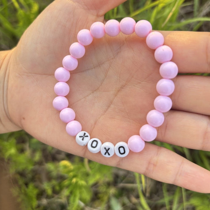Pastel bead 'LOVE' friendship bracelet, stretchable. A unisex fashion accessory in beaded jewelry.