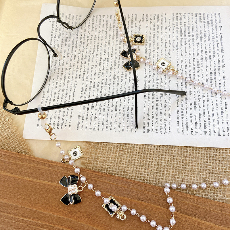 Elegant unisex pearl and charm spectacle chain. Practical anti-lost glasses holder, a chic fashion accessory.