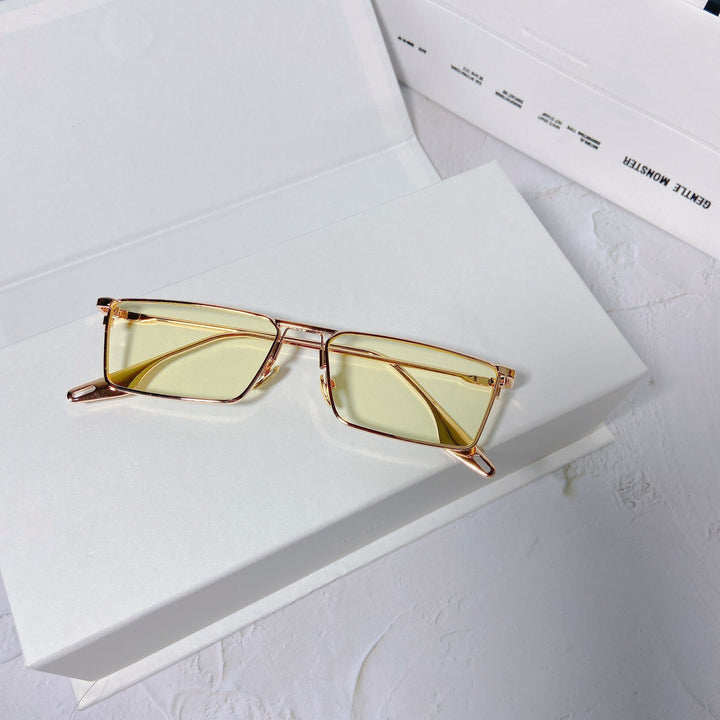 Modern unisex rectangular eyewear, durable metal frame, UV400 for ultimate sun protection.