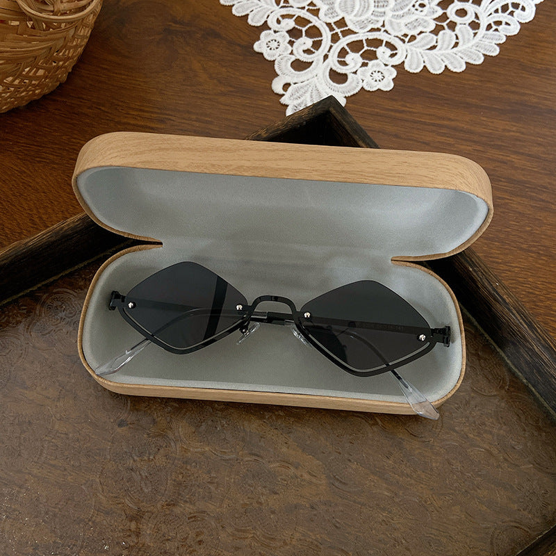 Classic retro geometric sunglasses, modern unisex design for a trendy look.