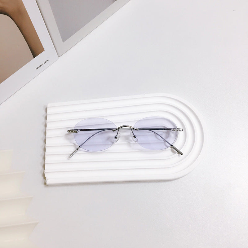 Iconic retro oval sunglasses, unisex, featuring a lightweight design and UV protection.