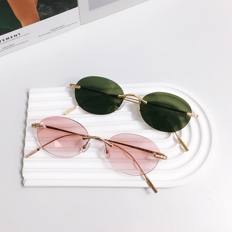 Stylish unisex oval retro sunglasses featuring UV protection, perfect fashion eyewear accessory.