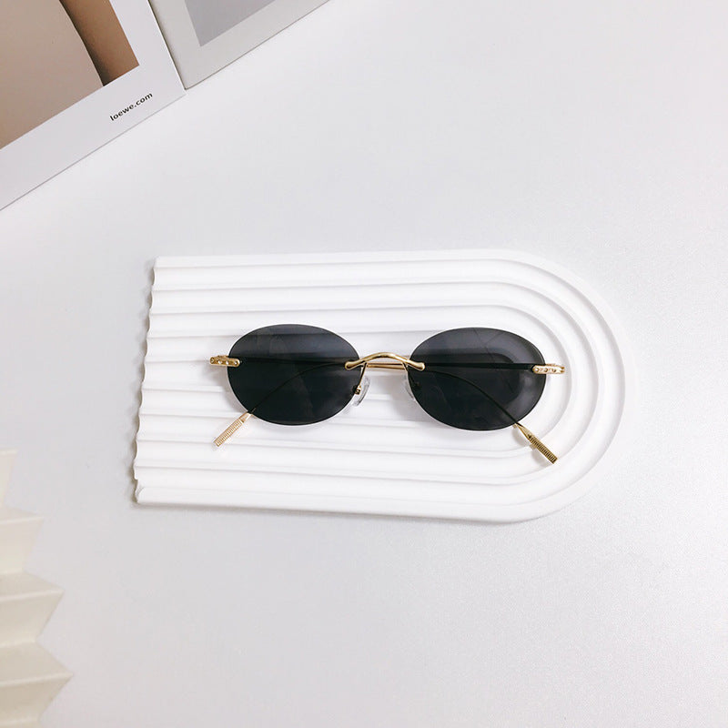 Trendy retro oval metal frame sunglasses, unisex, providing essential UV protection.