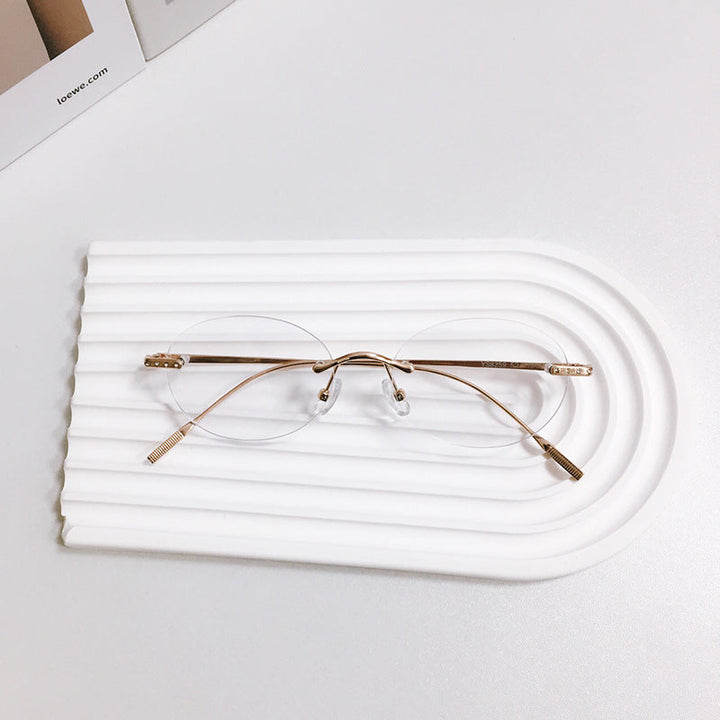 Elegant retro oval eyewear, unisex design, with sturdy metal frame & UV protection.