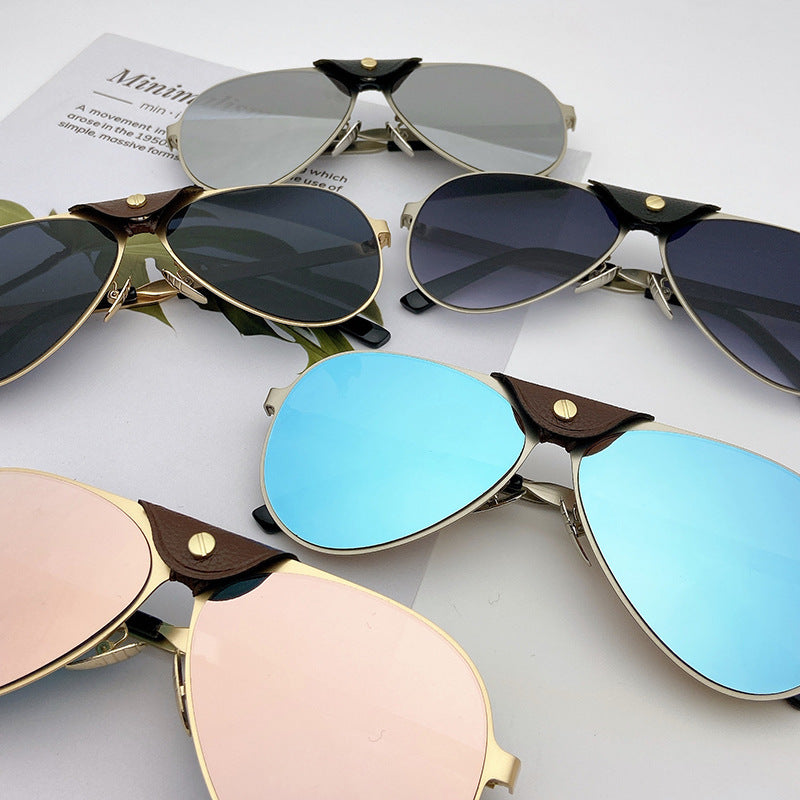 Unisex retro pilot sunglasses with UV protection. Classic metal frame shades, perfect for summer fashion.