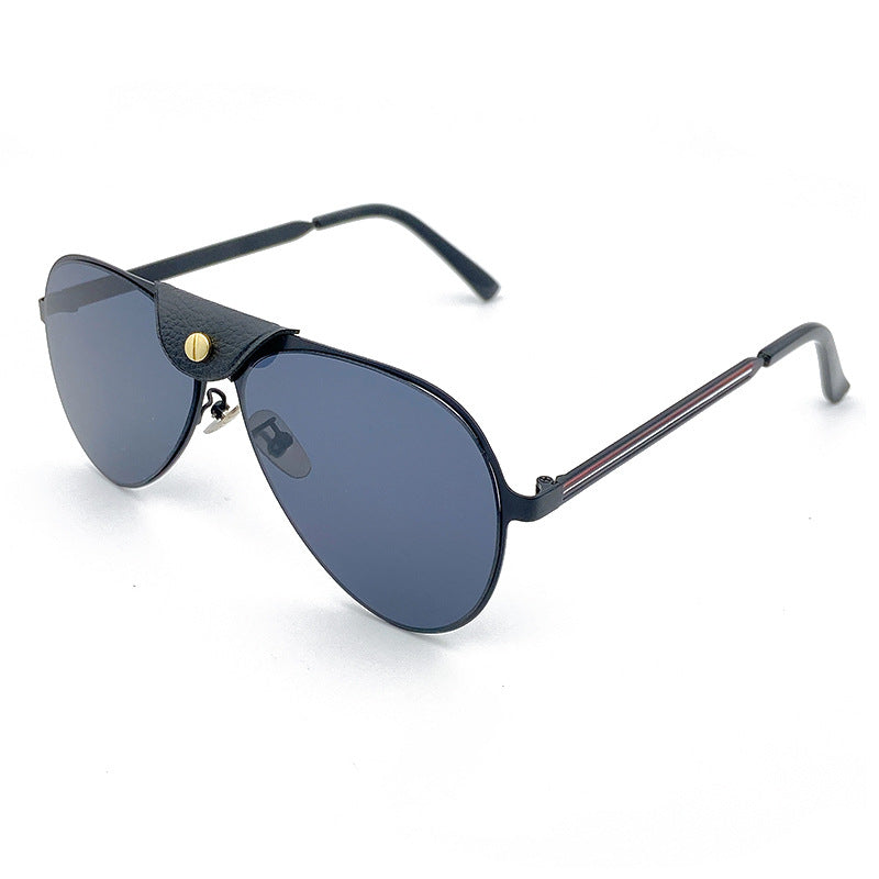 Retro pilot sunglasses with pink UV protection lenses. Unisex metal frame eyewear for a stylish summer look.