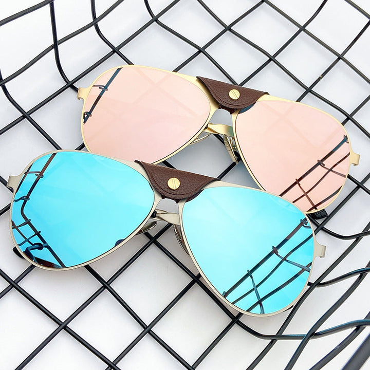 Retro pilot sunglasses with blue UV protection lenses. Unisex metal frame eyewear for classic summer style.