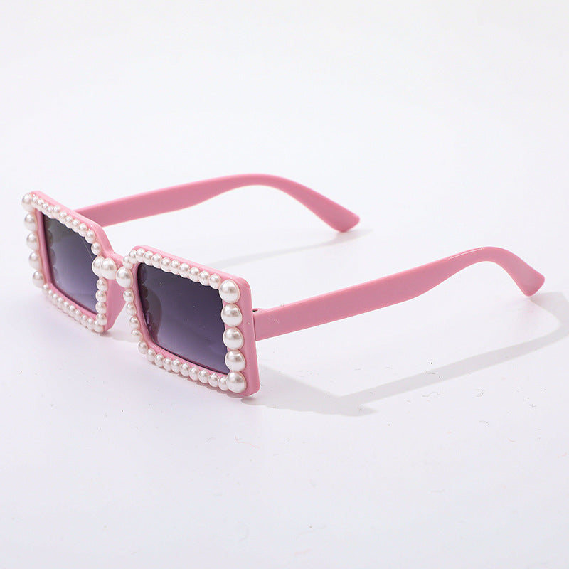 Fashionable unisex square sunglasses featuring trendy pearl details, perfect for a retro look.