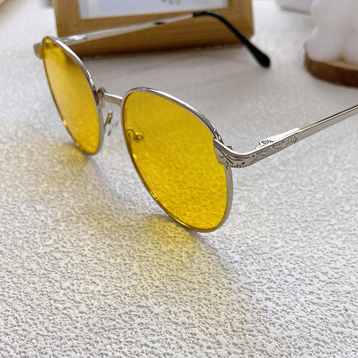 Elegant unisex sunglasses featuring a timeless round frame, designed for optimal UV protection and fashion.