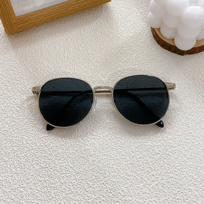 Versatile unisex round eyewear, a trendy accessory with effective UV protection for summer and beyond.