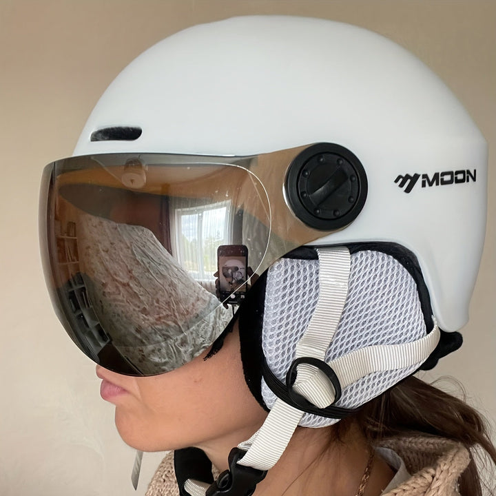 High-quality unisex ski helmet, black. Ensures comfort and safety for snowboarding & skiing.