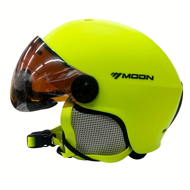 Unisex winter sports helmet, black, offering comfort & safety. Perfect for skiing and snowboarding.