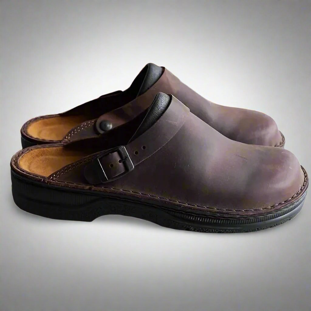 Black unisex comfort clogs, slip-on design with orthopedic support for everyday arch comfort.