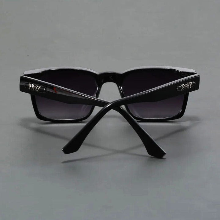 Fashionable unisex square eyewear, acetate frame, gradient UV400 protection. Essential vintage style accessory.