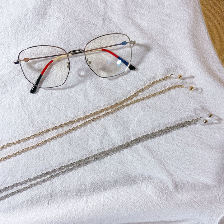 Stylish unisex square glasses frame featuring a practical chain, a versatile and trendy eyewear accessory.
